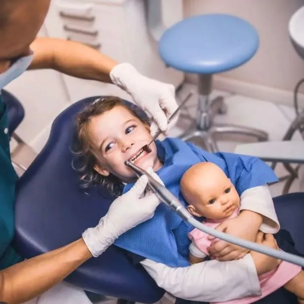 Bambina seduta sulla poltrona dello Studio Dentistico Firenze - D'Arienzo