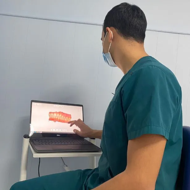 Luigi D'Arienzo osserva il render 3D di una dentiera su un computer