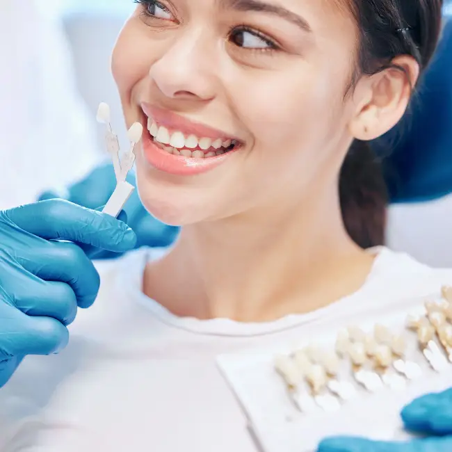 Modellino di dentiera su una scrivania dello Studio Dentistico Firenze - D'Arenzio
